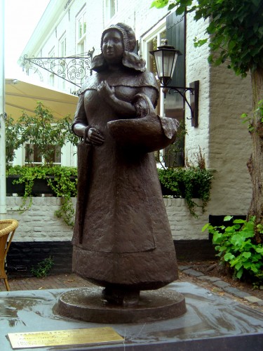 Oirschotse Mie.(Mujer en vestido del siglo 19) 2004, Hans Grootswagers