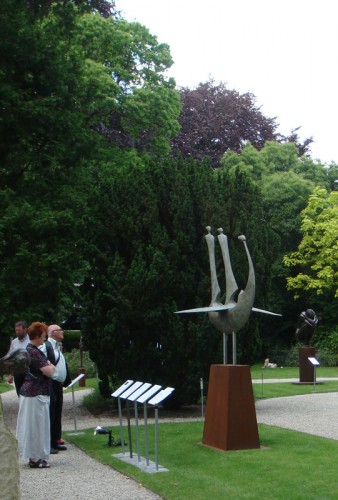 Brons sculptuur van Hans Grootswagers, The ship off hope 2009
