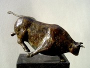 Running bull (Toro corriendo) Una escultura moldeada en Francia, como un estudio preliminar de la serie  